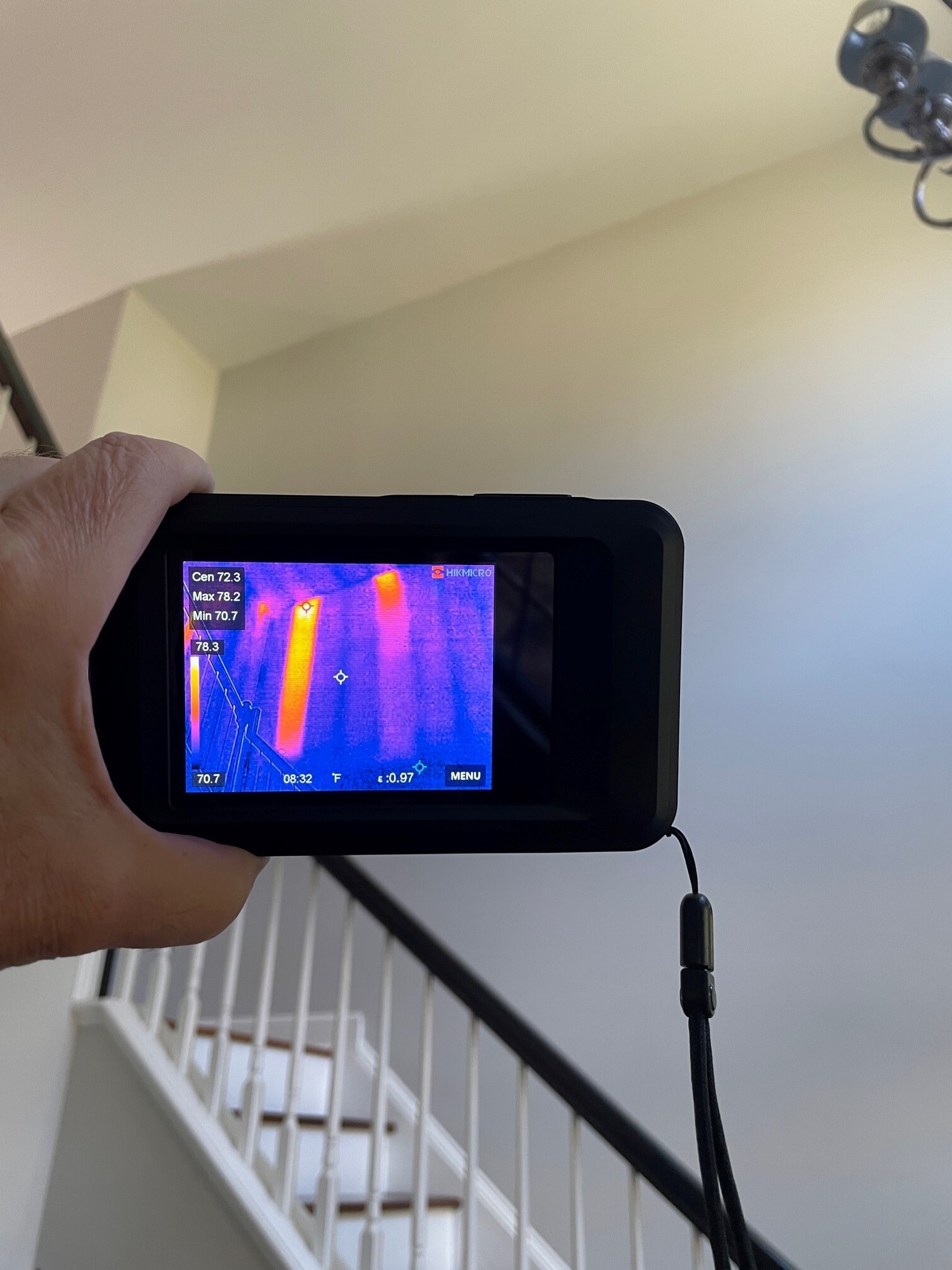 Cámara termográfica HIKMICRO Pocket 2 en inspección en casa